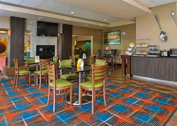 Holiday Inn Express & Suites Junction City Main image