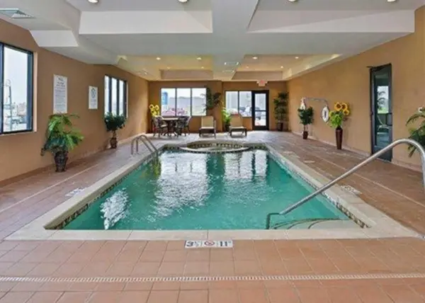 Holiday Inn Express & Suites Junction City 4